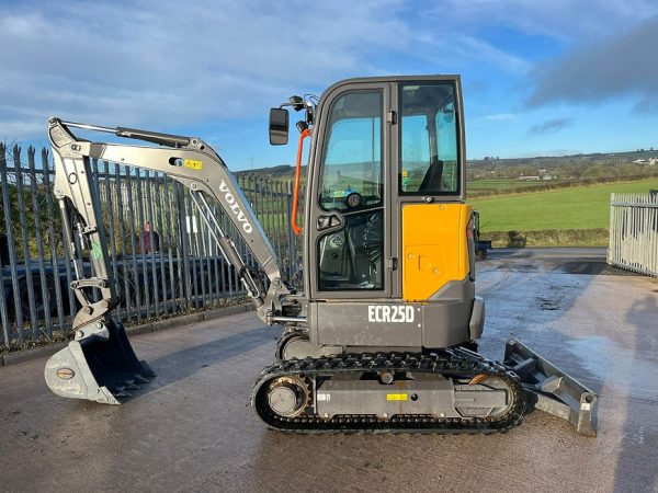 Miniexcavadora compacta Volvo ECR25D de 2,5 t usada, año 2022, casi nueva, 196 h con cuchara