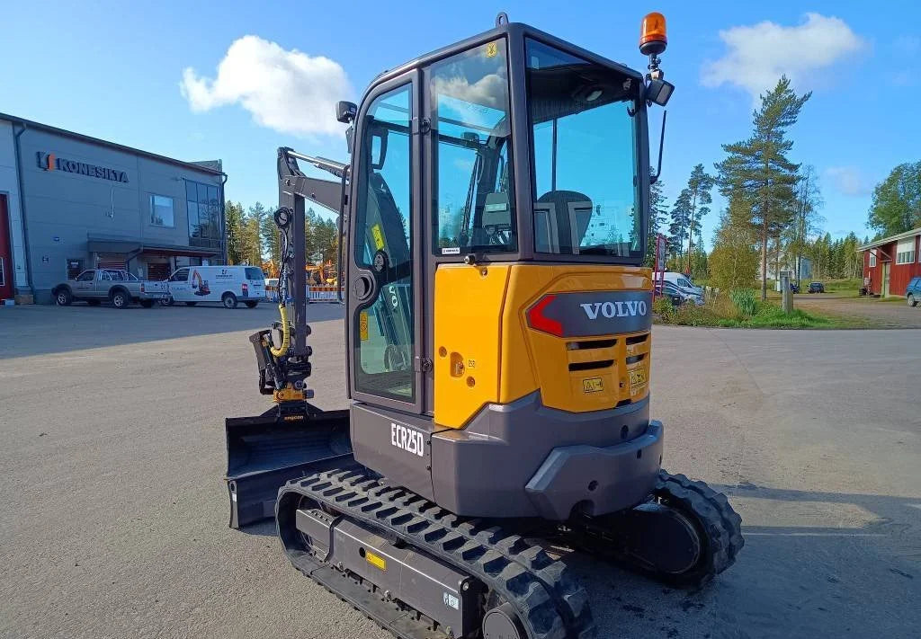 Miniexcavadora Volvo ECR25D de 2,5 t usada 2016 con 1100 h con tiltrotator Engcon