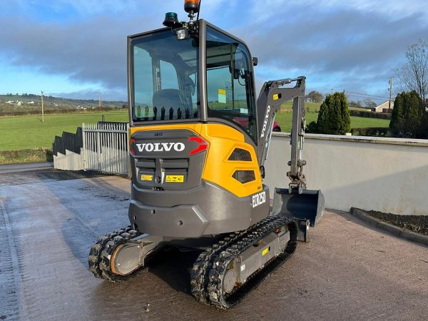 Miniexcavadora compacta Volvo ECR25D de 2,5 t usada, año 2022, casi nueva, 196 h con cuchara