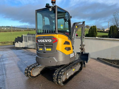 Miniexcavadora compacta Volvo ECR25D de 2,5 t usada, año 2022, casi nueva, 196 h con cuchara