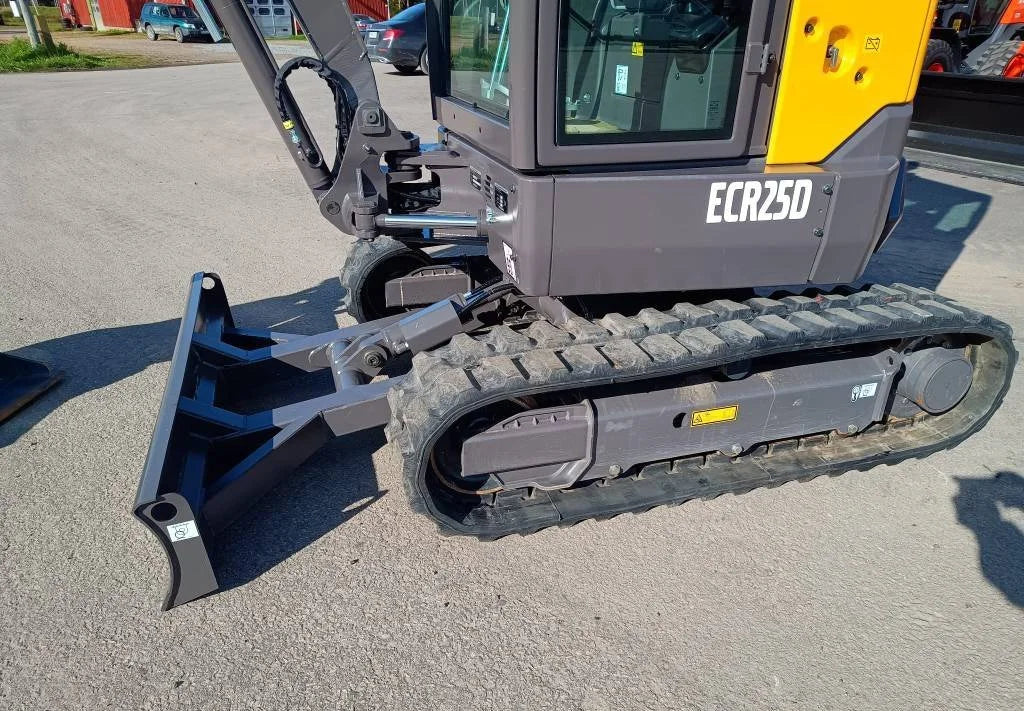 Miniexcavadora Volvo ECR25D de 2,5 t usada 2016 con 1100 h con tiltrotator Engcon