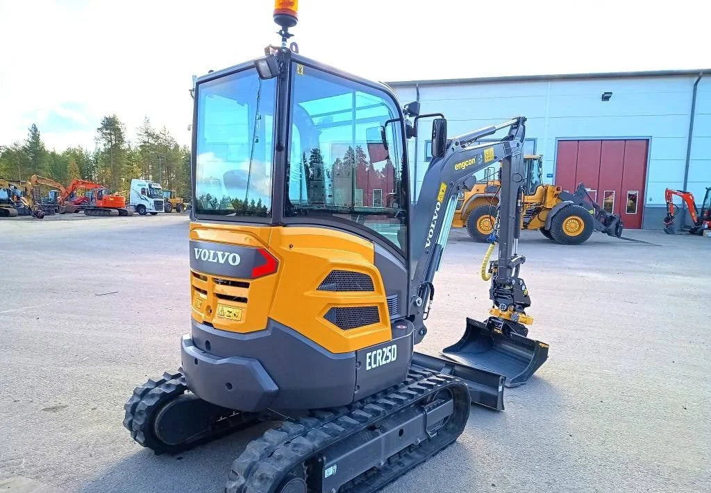 Miniexcavadora Volvo ECR25D de 2,5 t usada 2016 con 1100 h con tiltrotator Engcon