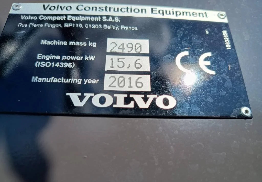 Miniexcavadora Volvo ECR25D de 2,5 t usada 2016 con 1100 h con tiltrotator Engcon