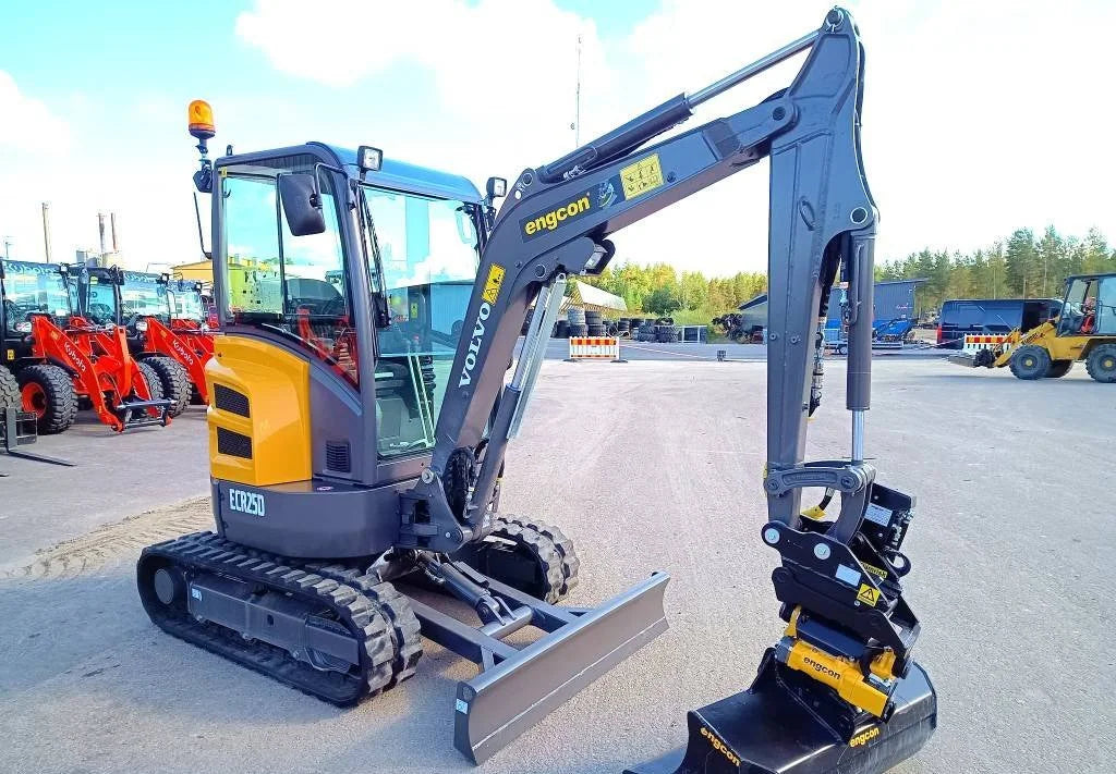 Miniexcavadora Volvo ECR25D de 2,5 t usada 2016 con 1100 h con tiltrotator Engcon