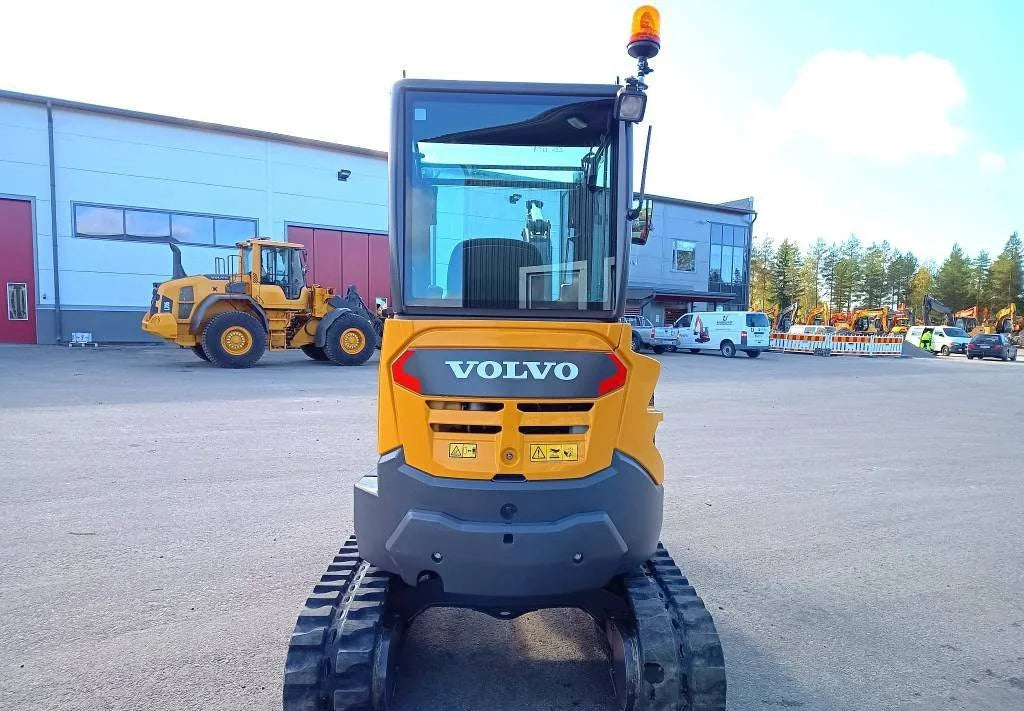 Miniexcavadora Volvo ECR25D de 2,5 t usada 2016 con 1100 h con tiltrotator Engcon