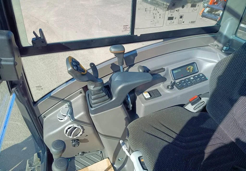 Miniexcavadora Volvo ECR25D de 2,5 t usada 2016 con 1100 h con tiltrotator Engcon