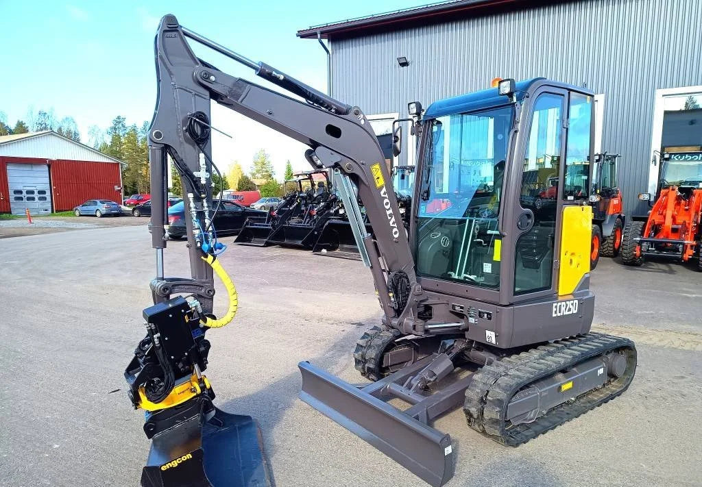 Miniexcavadora Volvo ECR25D de 2,5 t usada 2016 con 1100 h con tiltrotator Engcon