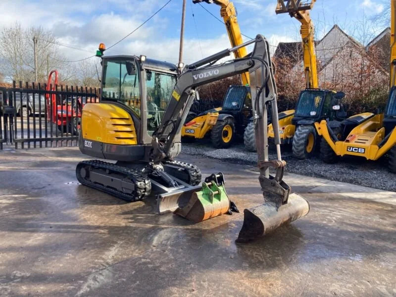 Miniexcavadora compacta Volvo EC15 de 1,5 t de ocasión 2012 con techo de 2874 h con 3 cucharones