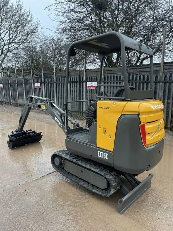 Miniexcavadora compacta Volvo EC15 de 1,5 t de ocasión 2012 con techo de 2874 h con 3 cucharones