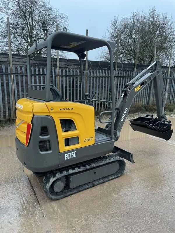 Miniexcavadora compacta Volvo EC15 de 1,5 t de ocasión 2012 con techo de 2874 h con 3 cucharones