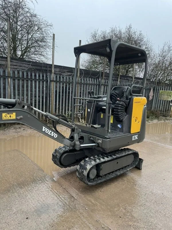 Miniexcavadora compacta Volvo EC15 de 1,5 t de ocasión 2012 con techo de 2874 h con 3 cucharones