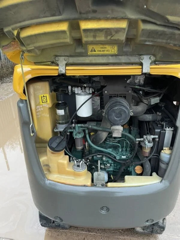 Miniexcavadora compacta Volvo EC15 de 1,5 t de ocasión 2012 con techo de 2874 h con 3 cucharones