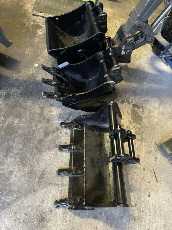 Miniexcavadora compacta Volvo EC15 de 1,5 t de ocasión 2012 con techo de 2874 h con 3 cucharones