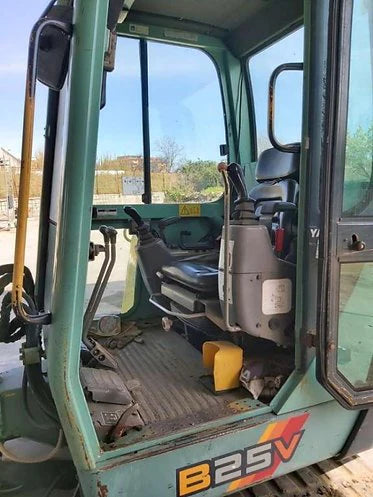 Miniexcavadora Yanmar B25V de 2,8 t usada 2003 de 8 000 h con cucharas de excavación y limpieza