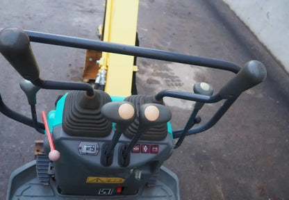 Miniexcavadora compacta Yanmar SV 08-1 A de 1,1 t usada 2010 con 1.918 h y 2 cucharones