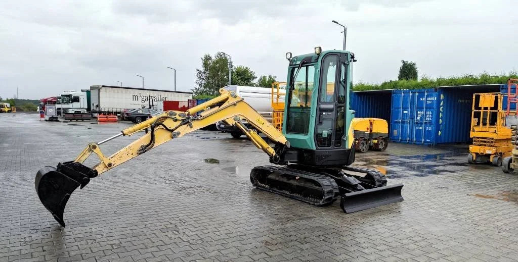 Yanmar VIO 25-4 Miniexcavadora 2,8 t de ocasión 2015 de 4 752 h enganche rápido y 3 cucharas