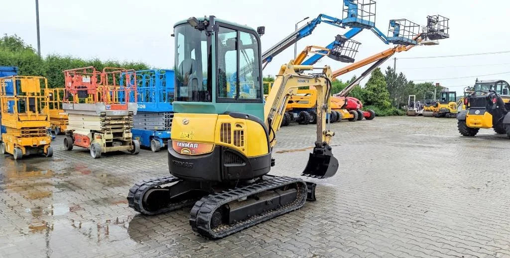 Yanmar VIO 25-4 Miniexcavadora 2,8 t de ocasión 2015 de 4 752 h enganche rápido y 3 cucharas