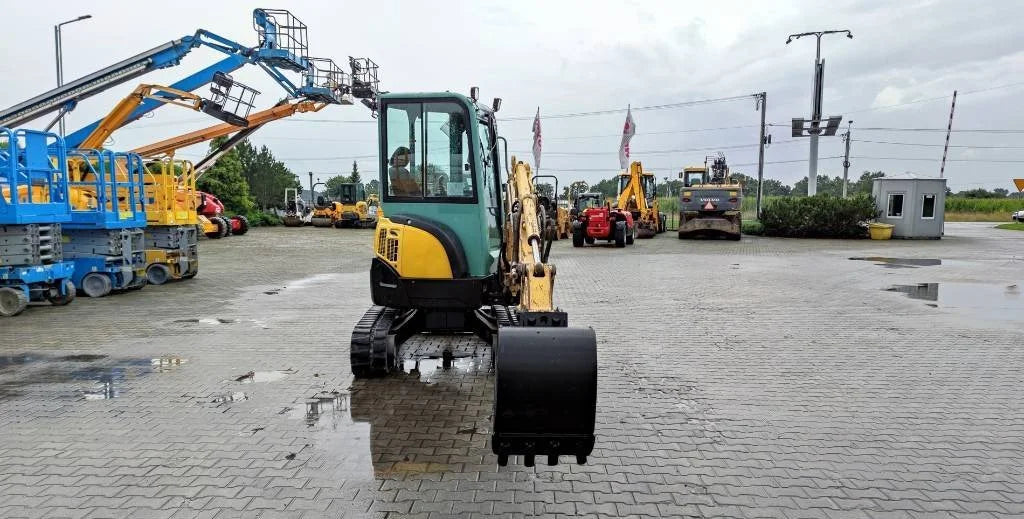 Yanmar VIO 25-4 Miniexcavadora 2,8 t de ocasión 2015 de 4 752 h enganche rápido y 3 cucharas