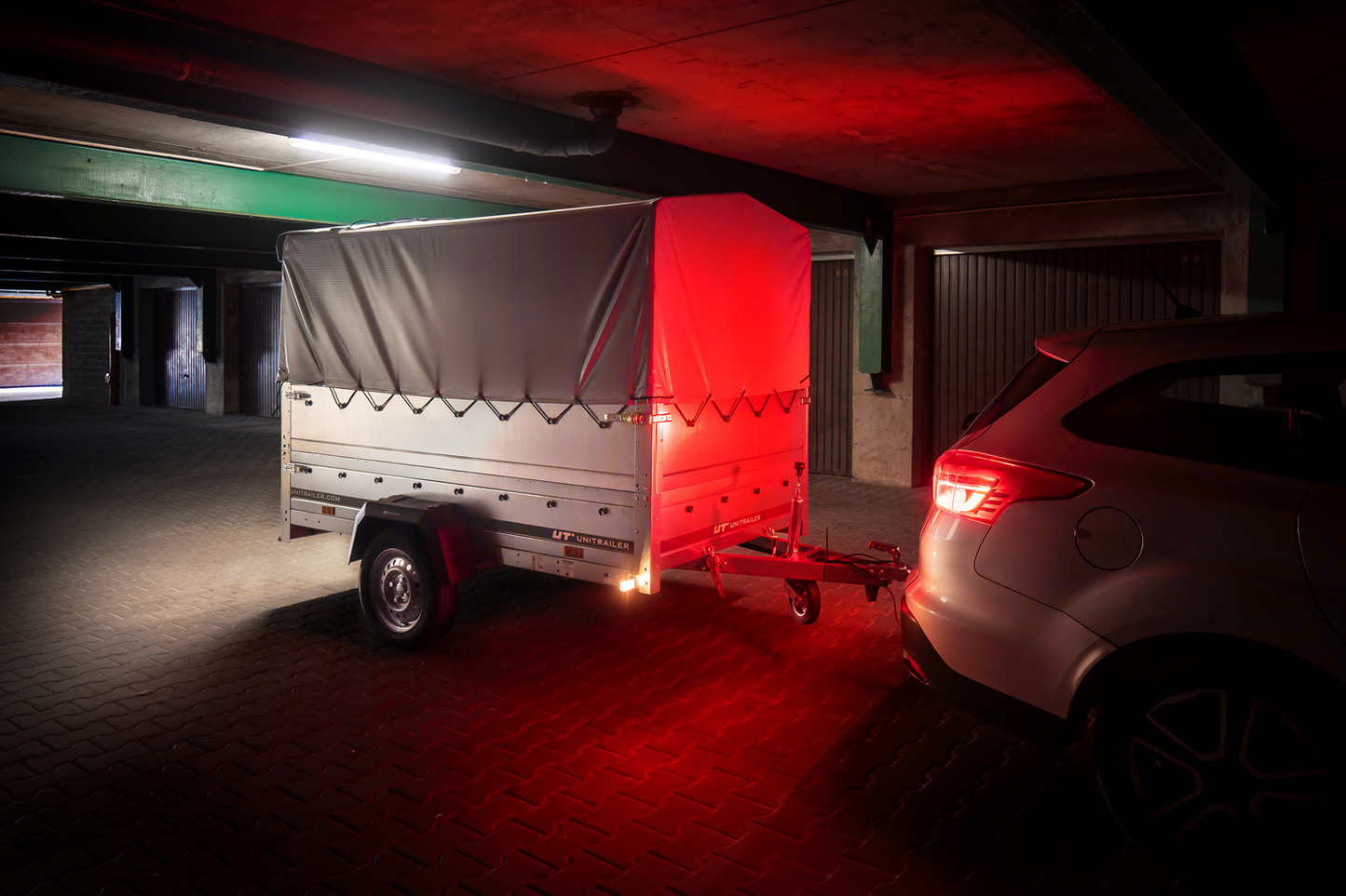 Remolque GARDEN TRAILER 230 BASCULANTE con rueda de apoyo, laterales adicionales, lona alta y estructura H800