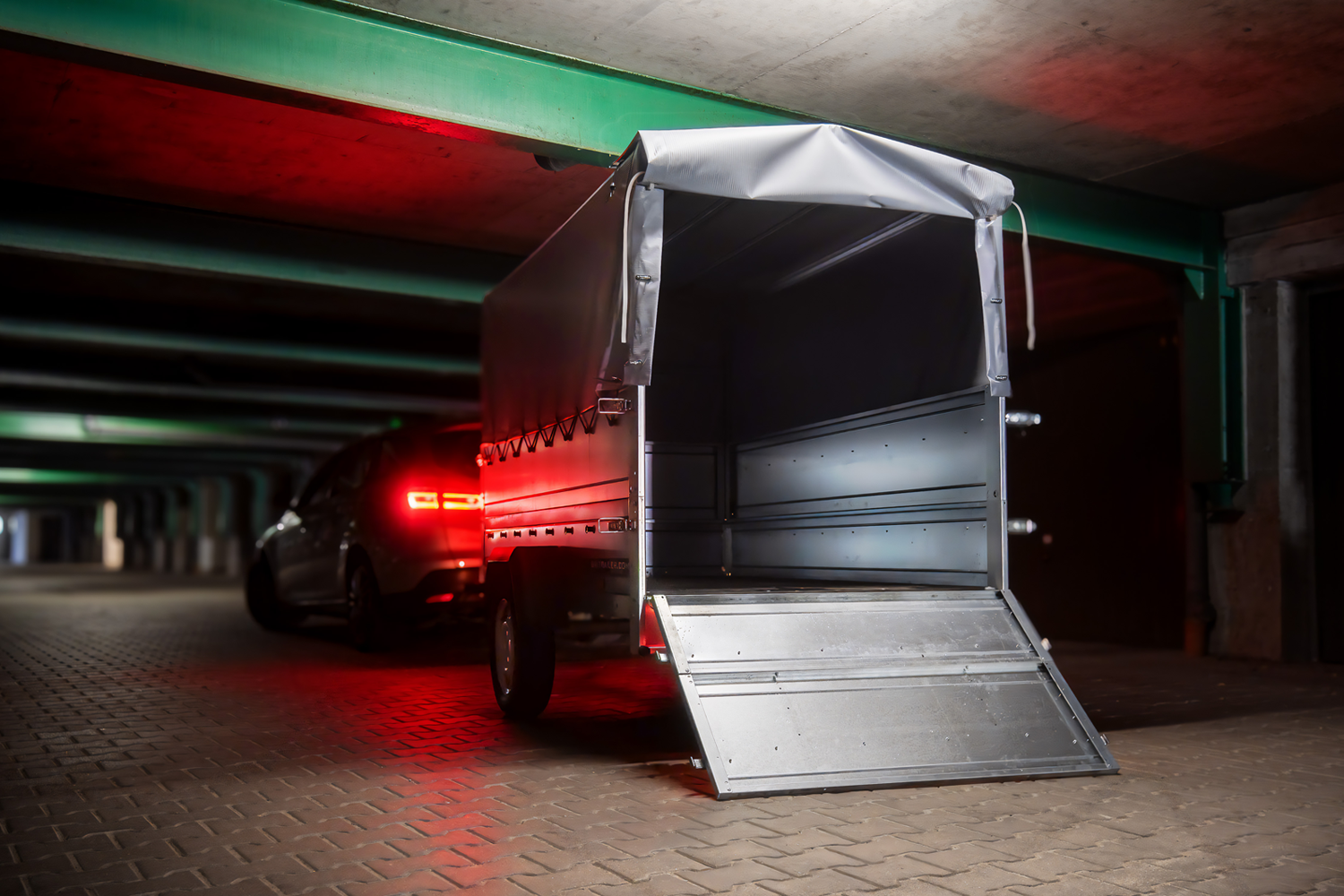 Remolque GARDEN TRAILER 230 BASCULANTE con rueda de apoyo, laterales adicionales, lona alta y estructura H800