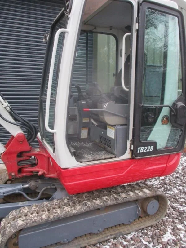 Miniexcavadora Takeuchi TB228 de 2,8 t usada 2013 con 3752 h y 3 cucharones a elegir