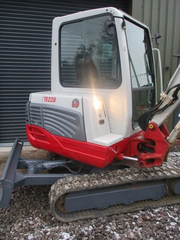 Miniexcavadora Takeuchi TB228 de 2,8 t usada 2013 con 3752 h y 3 cucharones a elegir