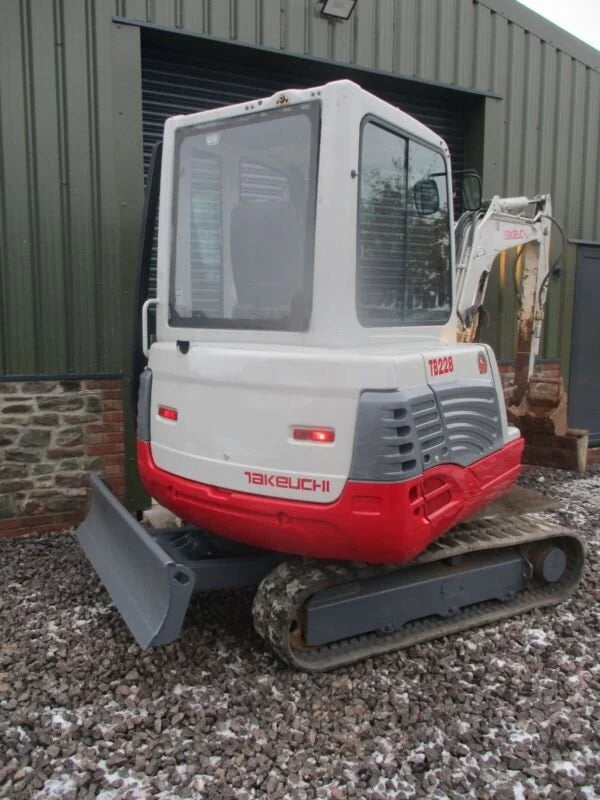 Miniexcavadora Takeuchi TB228 de 2,8 t usada 2013 con 3752 h y 3 cucharones a elegir