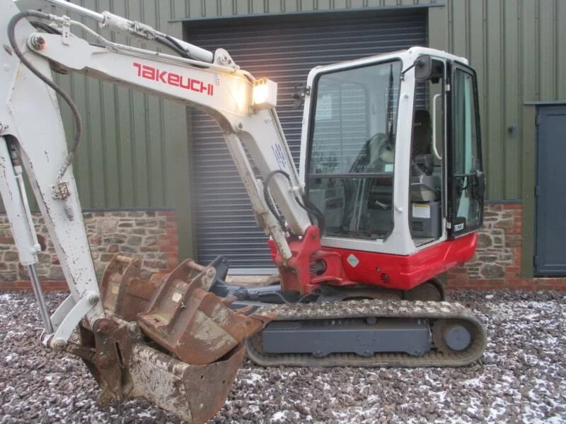 Miniexcavadora Takeuchi TB228 de 2,8 t usada 2013 con 3752 h y 3 cucharones a elegir