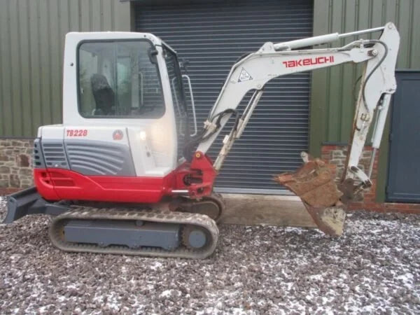 Miniexcavadora Takeuchi TB228 de 2,8 t usada 2013 con 3752 h y 3 cucharones a elegir